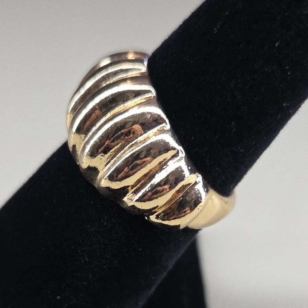 Gold Tone Ribbed Dome Ring Size 6.5 Croissant Statement‎ Band